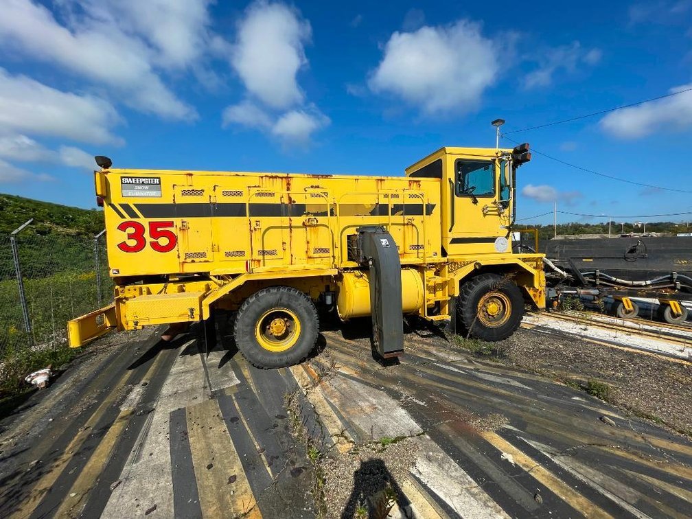 Oshkosh Sweepster Snow Eliminator Model HB-2518 w/ 2,972 hours