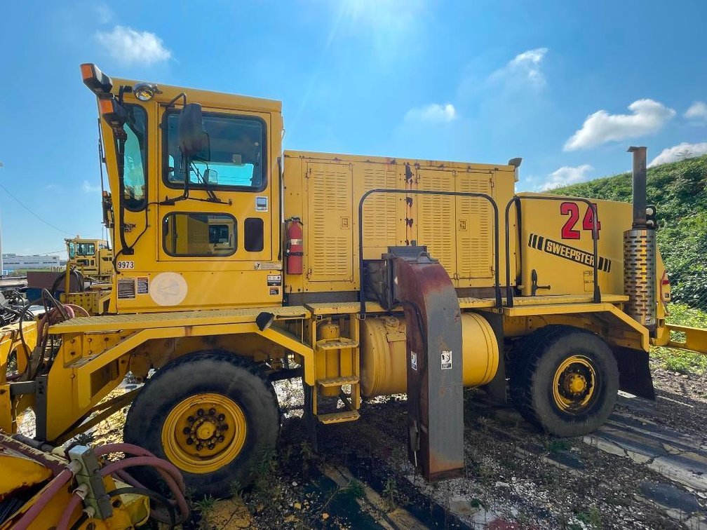 Oshkosh Sweepster Model HB-2518 w/ 1,194 hours