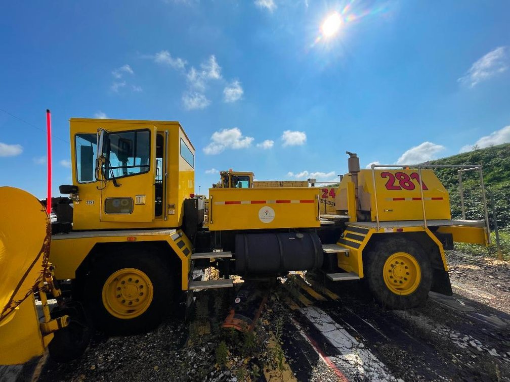 KME 2002 Runway snow plow w/ 1,146 hours