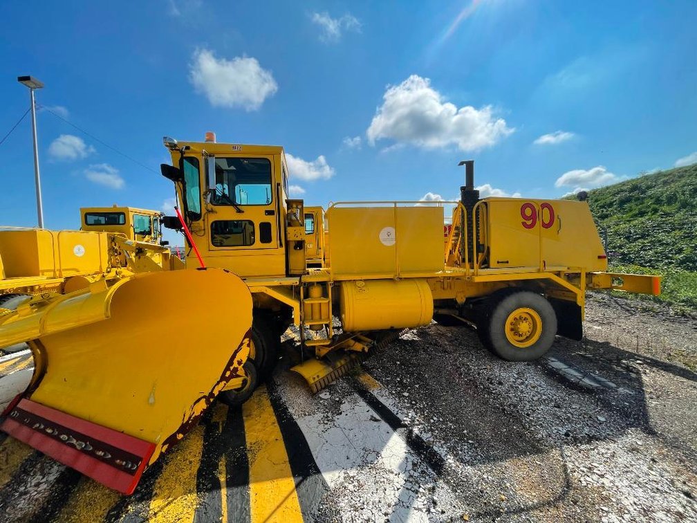 Oshkosh HB-2518 Snowplow w/ 2,407 hours