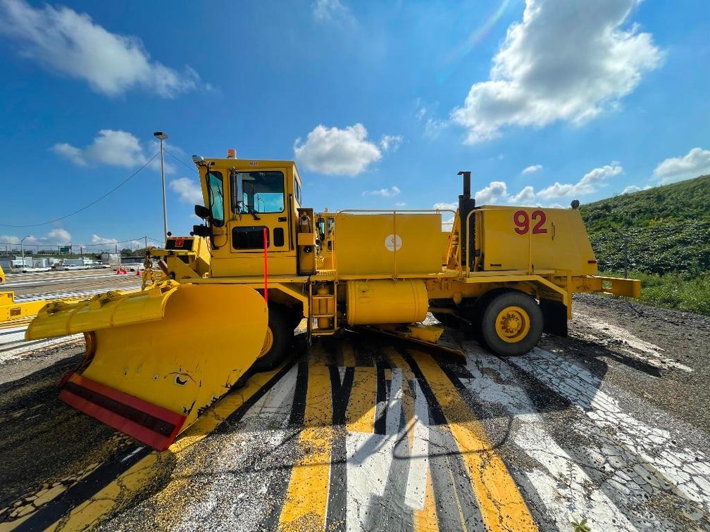 Oshkosh Model HB-2518 Snowplow w/ 2,543 hours