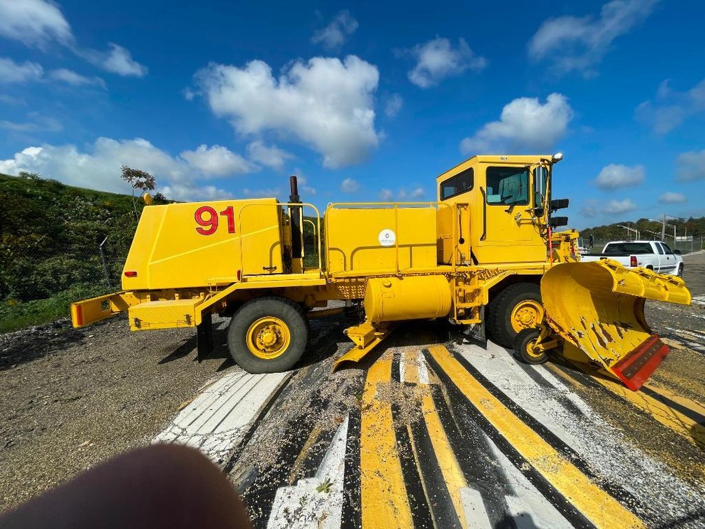 Oshkosh Model HB-2518 Snowplow w/ 2,643 hours