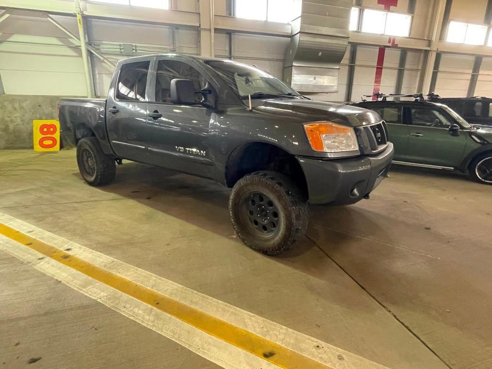 2009 Nissan V-8 Titan 5.6 SE