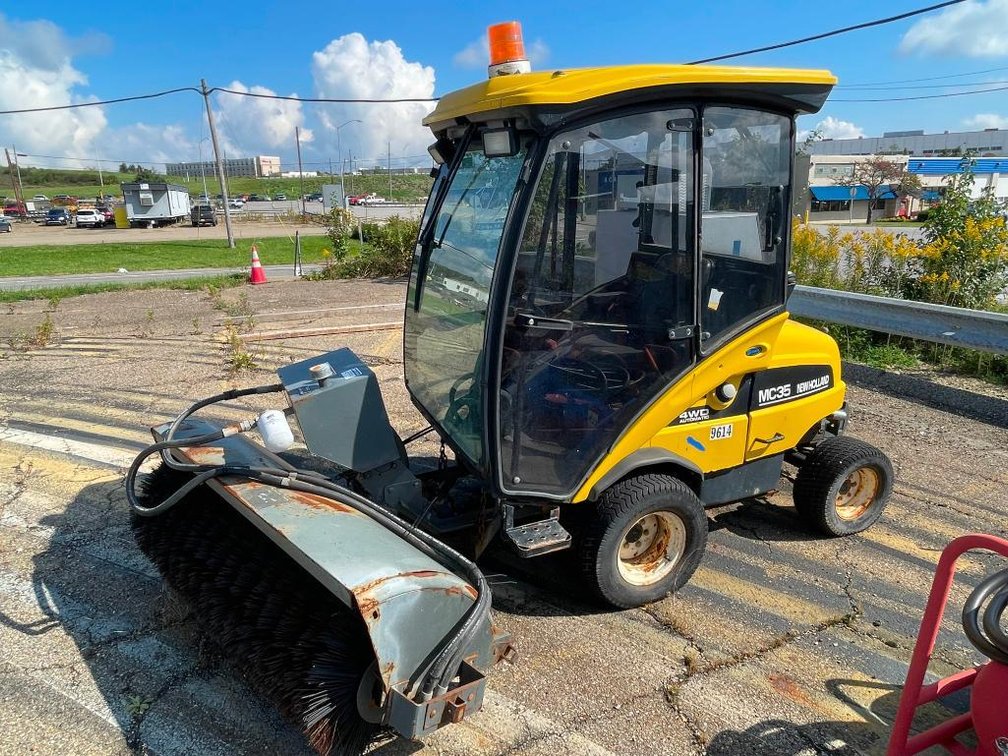 New Holland MC-35 4-wheel drive sweeper w/ 1,687 hours