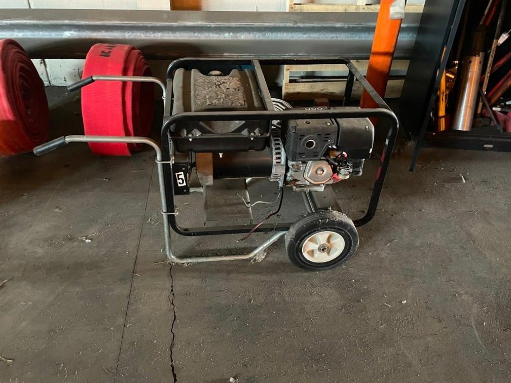 Daytona 7000-watt gas-powered generator w/ 70 hours  - no battery