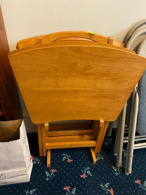 Set 4 wood tray tables & rack
