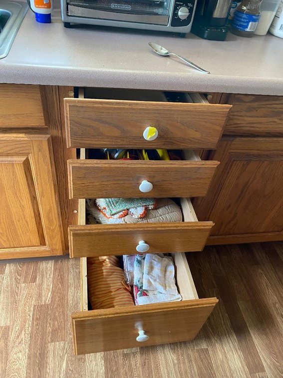 Contents 4 kitchen drawers dish towels, flatware, etc