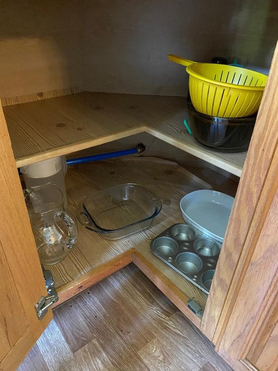 Contents 2 kitchen cabinets bake ware & metal ware