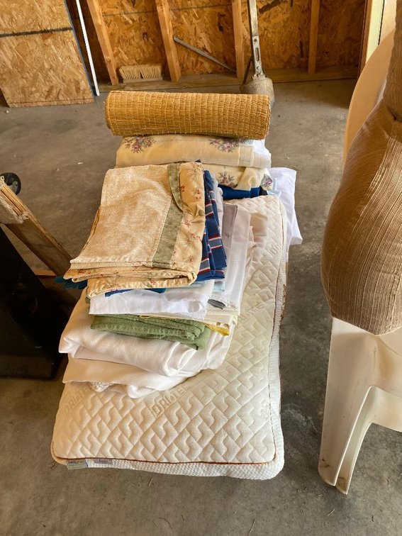 Lot of sheets & bed linens