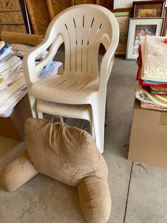 2 plastic chairs & pillow