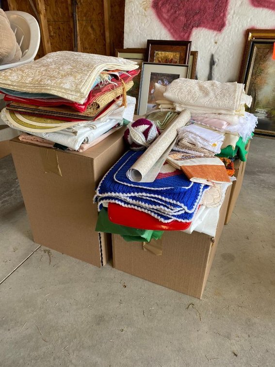 Lot table linens & place mats