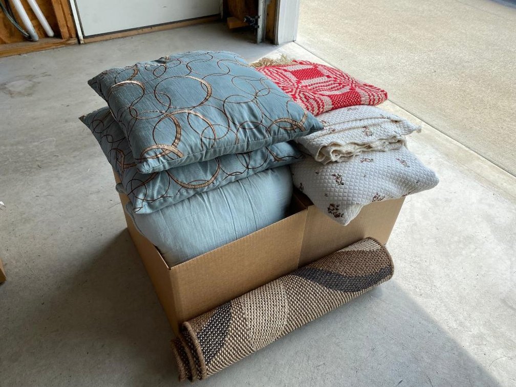 Lot pillows & cotton blanket