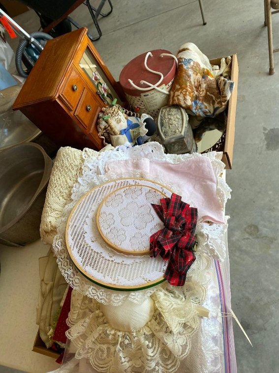 Lot ladies items & doilies