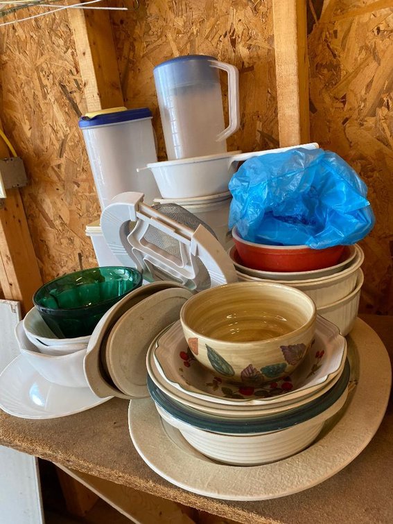 Lot dishes & plastic ware