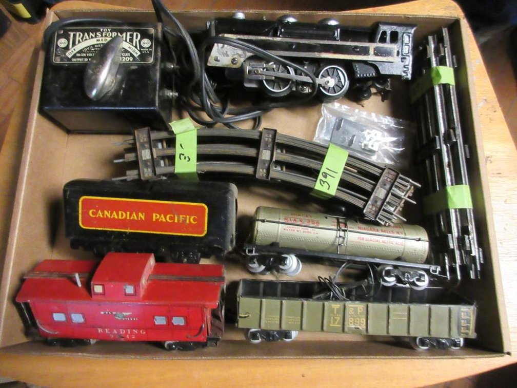 Marx engine 391, Canadian Pacific Tender, T&P open car #3552, Niacet tank car #NIAX256, Reading caboose #92312 & a Marx transformer & track