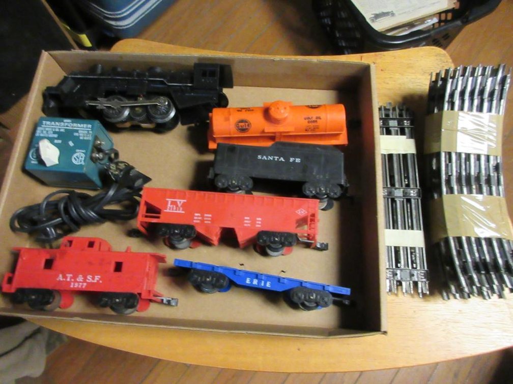 Marx plastic trains w/ engine #490, Santa Fe Tender, Gulf Oil tanker (no #) L&V open top car #21913, AT&SF caboose 1977 & Erie flat car,