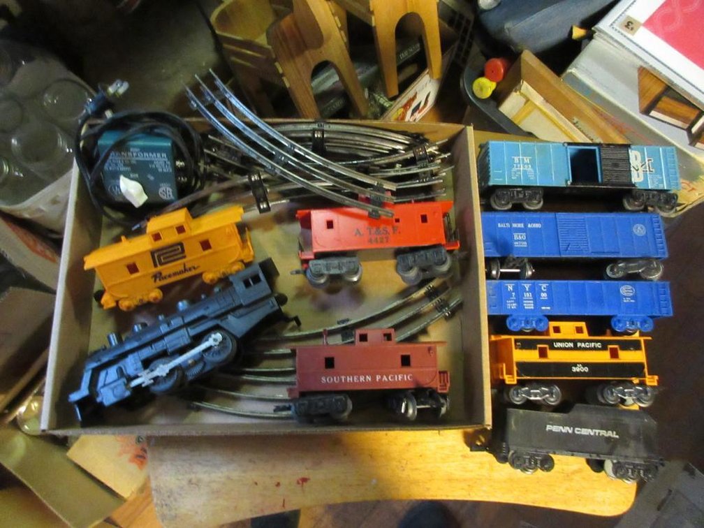 Marx engine #490, Marx boxcar BM77003, Marx plastic open car NYC715100, Southern Pacific caboose, Penn Central Tender, Union Pacific caboose 3900, Pacemaker caboose, AT&SF caboose 4427, pieces of track & a transformer