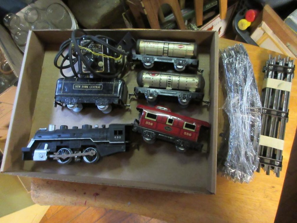 Marx 490 engine, New York Central Tender, 1 Santa Fe oil tanker 553, Union tank car UTLX553, Marx New York Central caboose #556, pieces of track & a Marx transformer