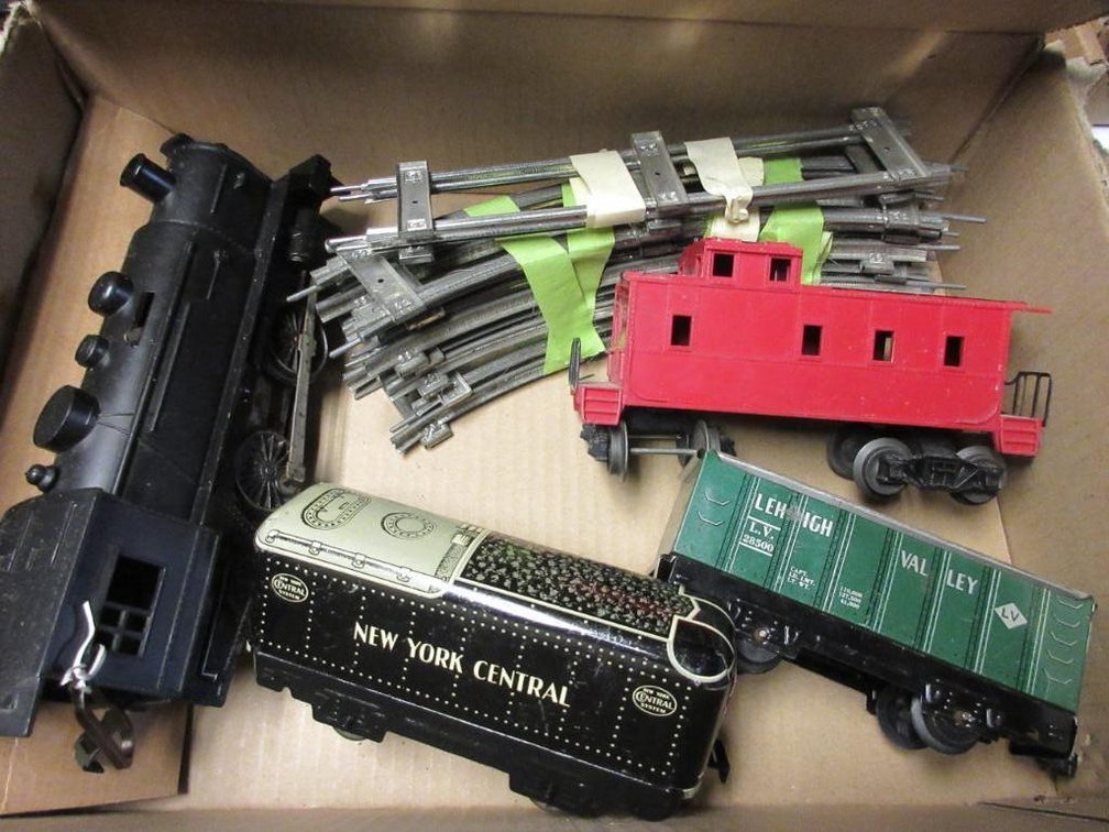 Marx wind-up train set: Plastic engine, New York Central Tender #551, Lehigh Valley open car LV28500, caboose w/o number