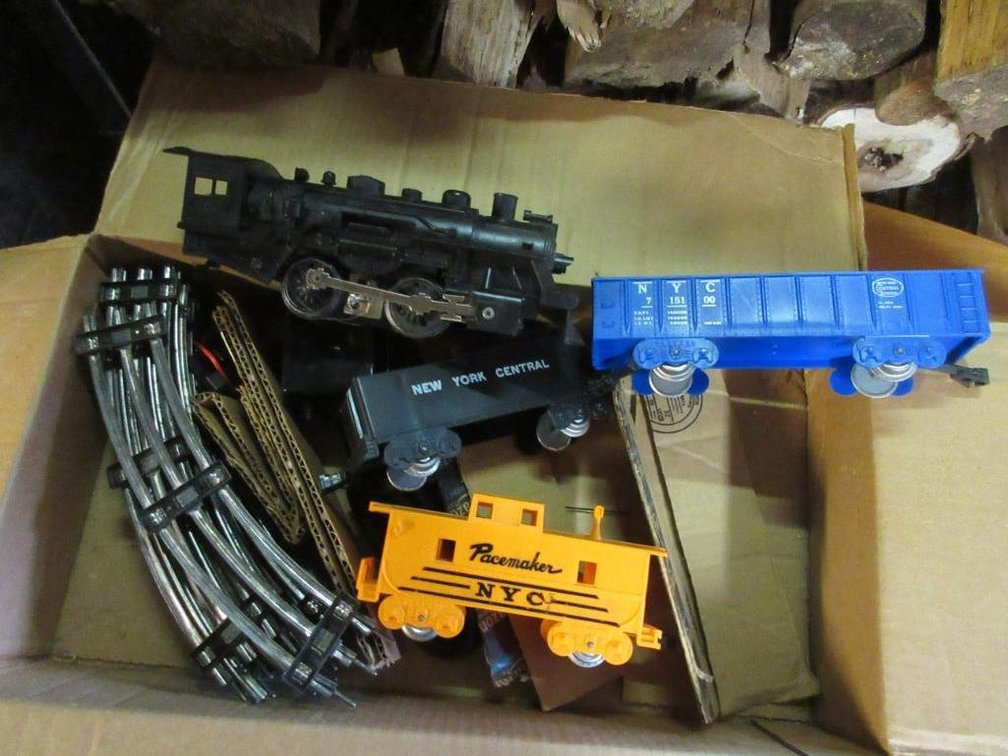 Marx train set w/ 490 engine, transformer, track pieces, New York Central Tender & a Pacemaker NYC caboose, NYC open car #715100