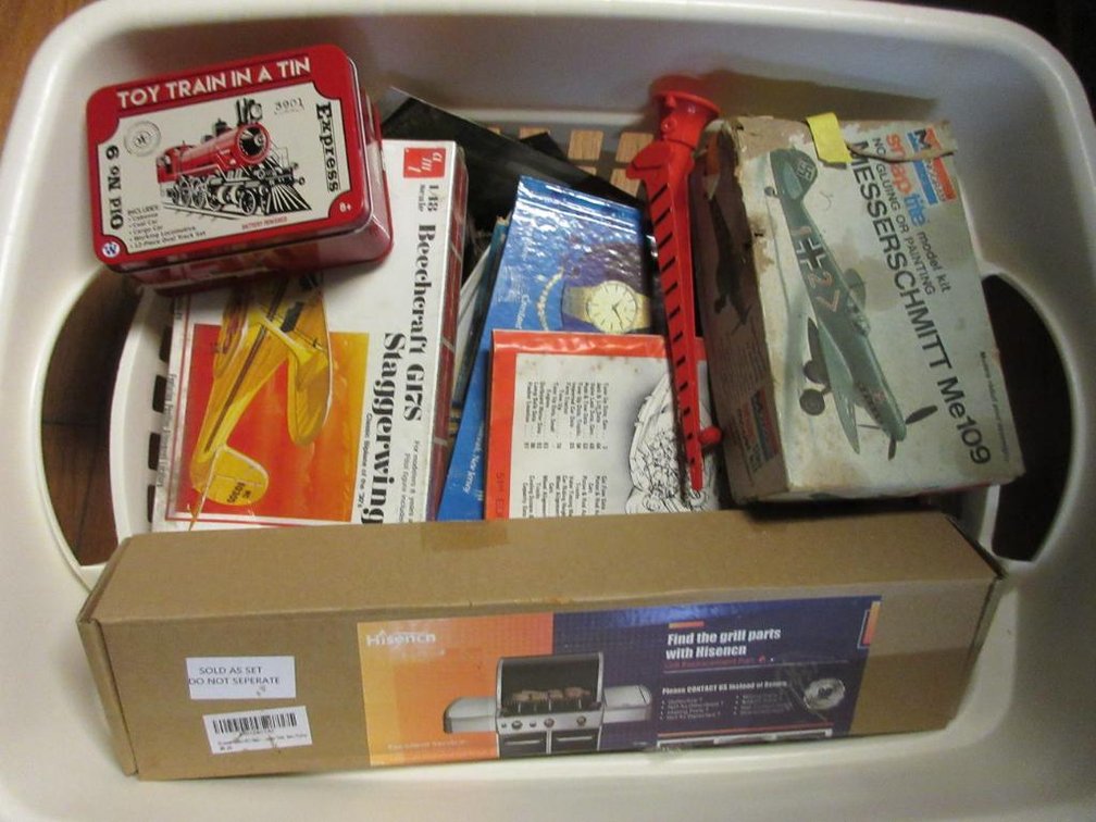 1 Lot of airplane models, different books, train pieces, etc.