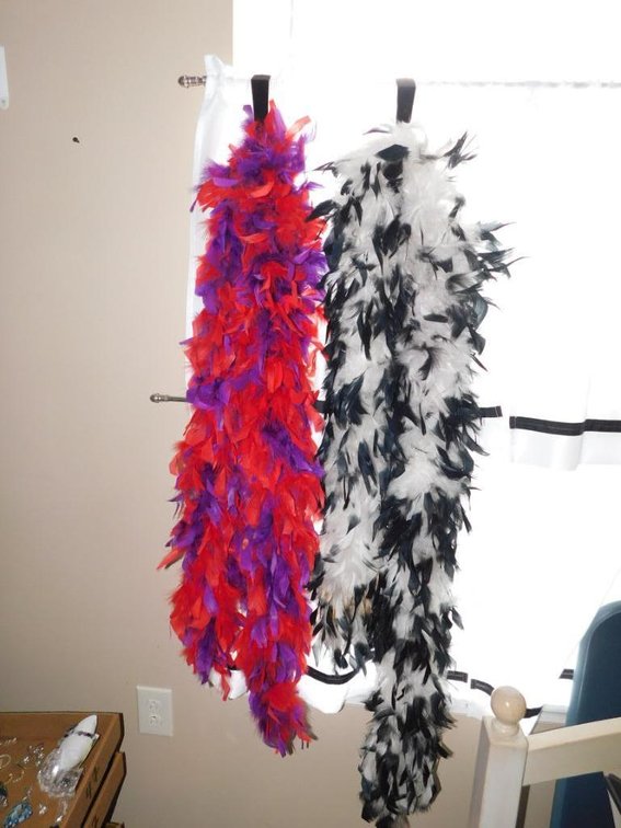 2 Feather boas