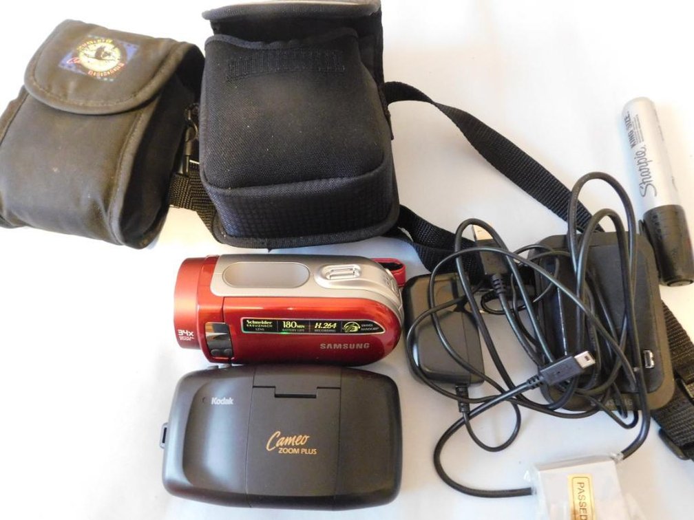 Samsung H264 recorder w/ swivel hand grip - 34 optical zoom w/ charger & small Cameo Kodak camera
