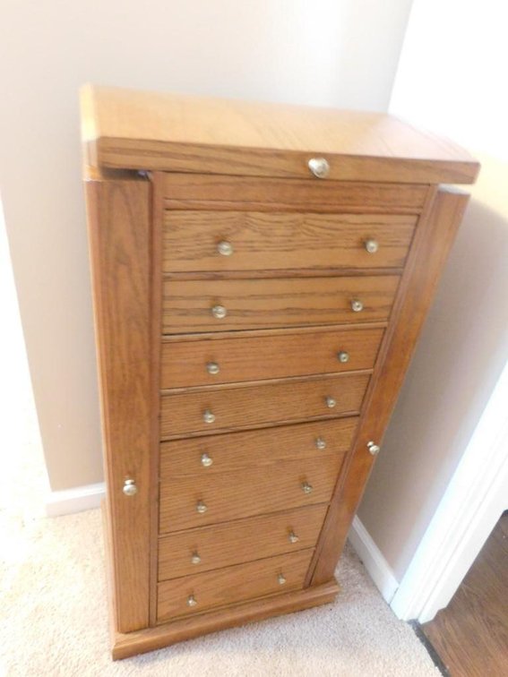 Standing jewelry cabinet