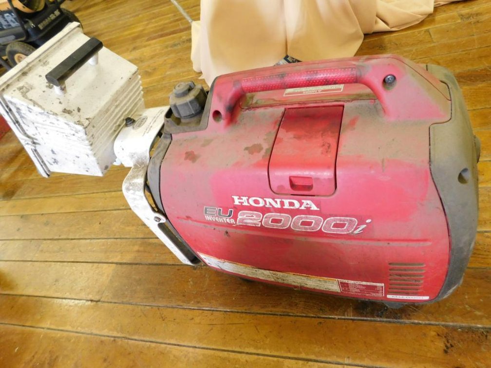 Honda EU inverter 2000I gas generator w/ tele-lite flood light