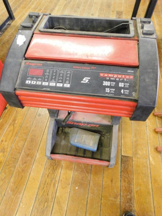 Snap-On battery charger plus computer smart 300 amp engine start, 60 amp rapid charge, 15 amp fast charge, 4 amp trickle charge