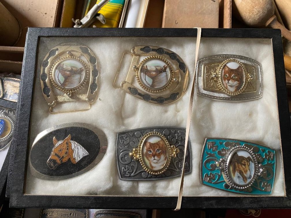 Lot 6 metal belt buckles