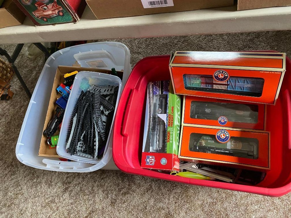Lot trains & accessories: Lionel, Thomas the Train, wood train, etc
