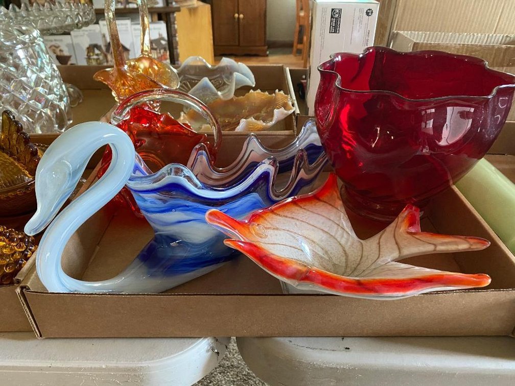 Lot art glass swan, fish, basket, etc