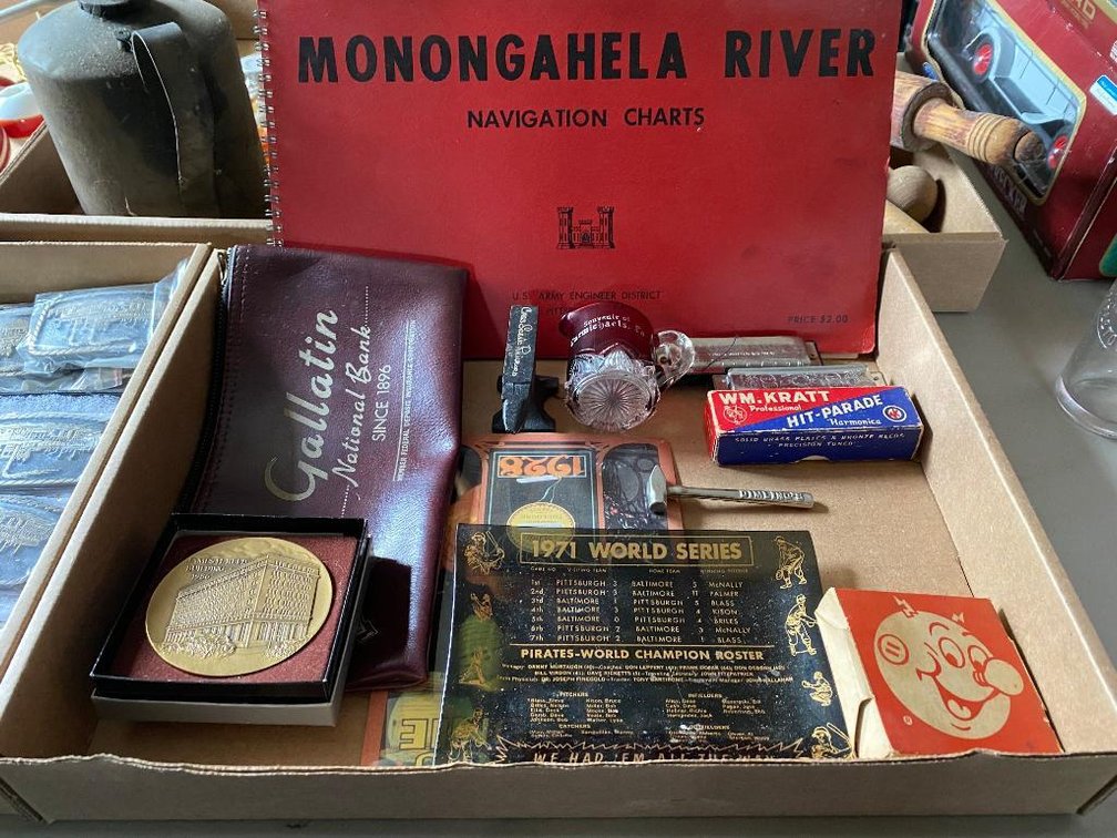 Lot advertising: Gallatin Bank money bag, Houze glass 1971 pirates ashtray, etc