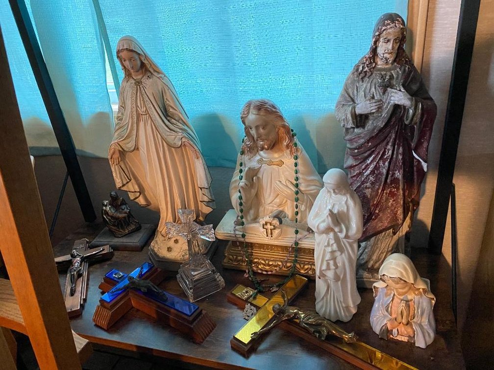 Lot religious items: statues, rosaries, etc