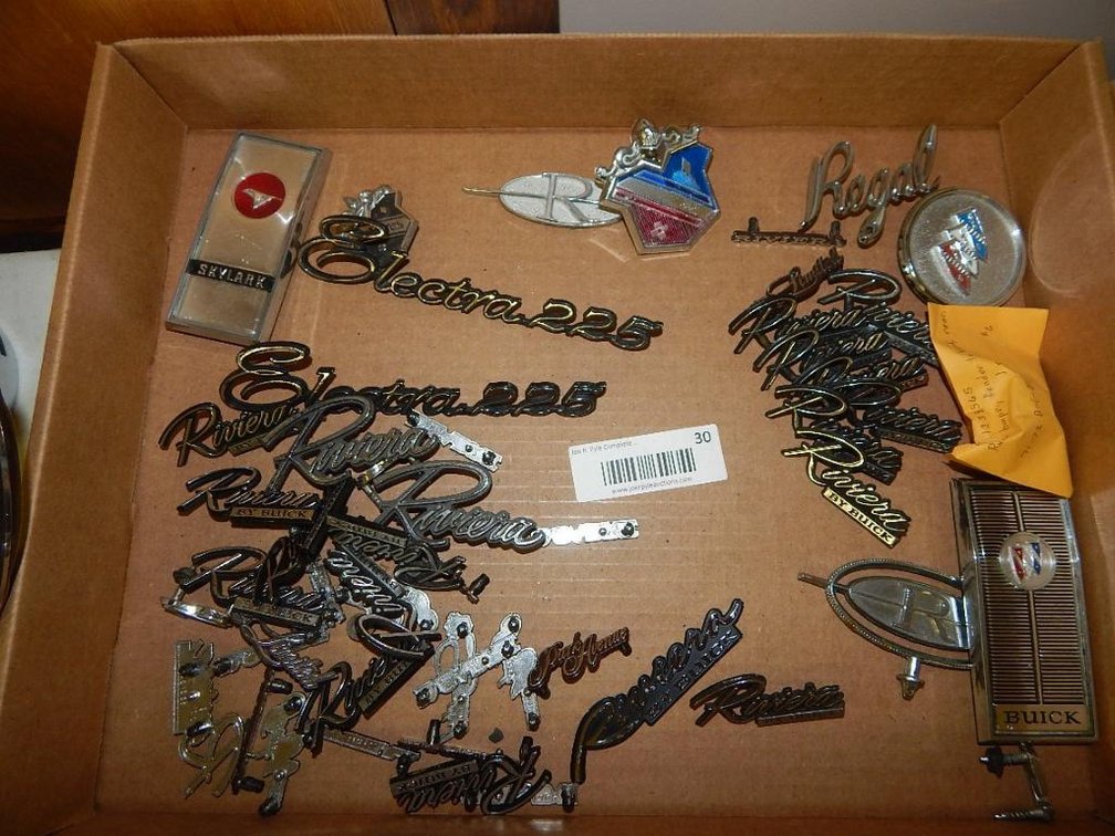 Flat of Buick Riviera, Electra 225, Regal fender emblems