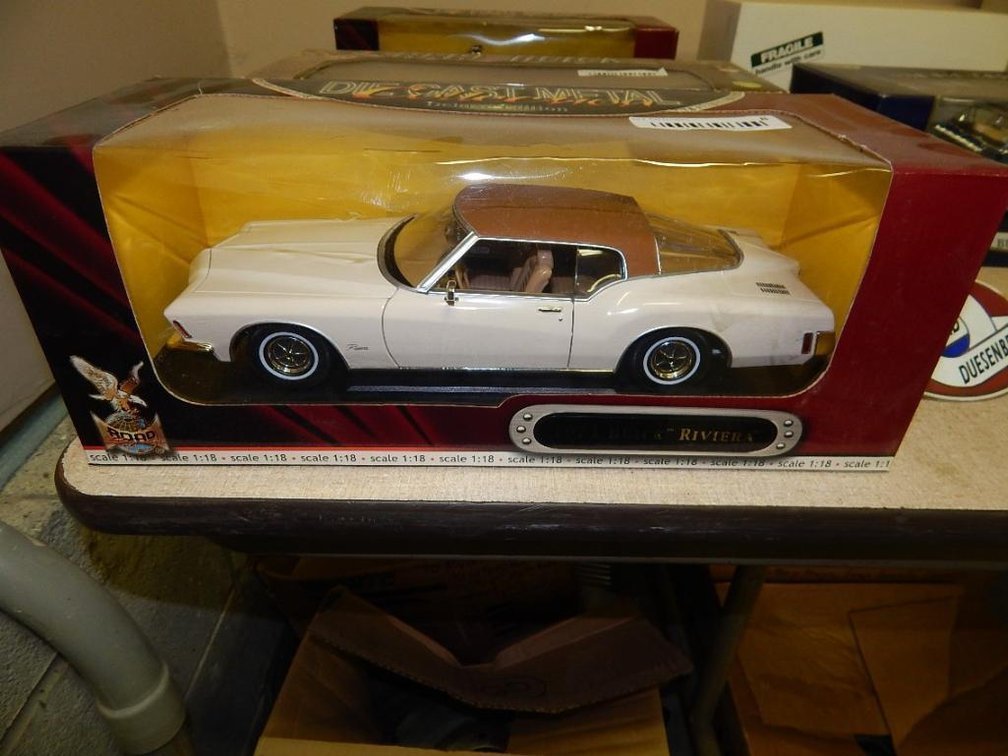 Die cast metal model car 1971 Buick Riviera