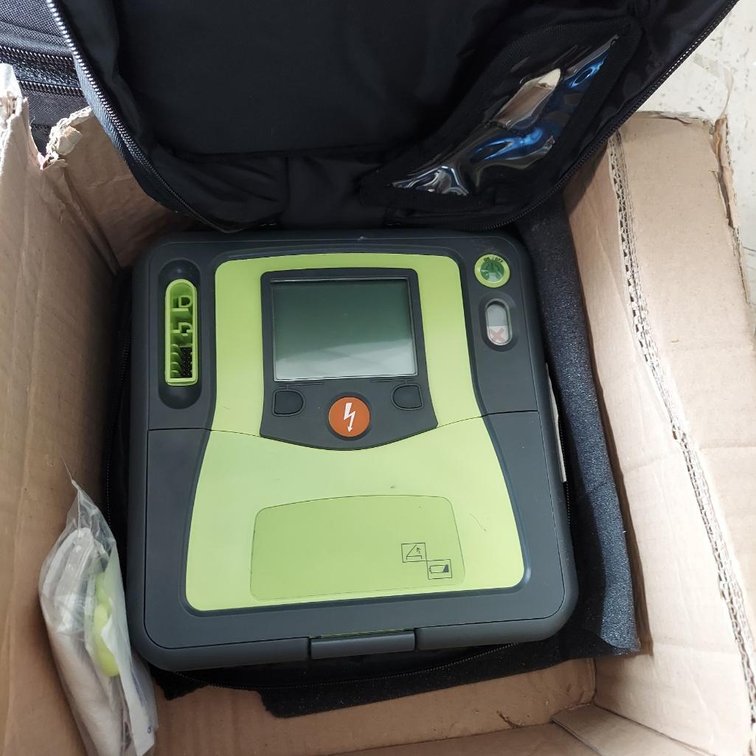 Zoll AED Pro w/ case & accessories