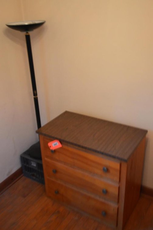 3-Drawer stand w/lamp