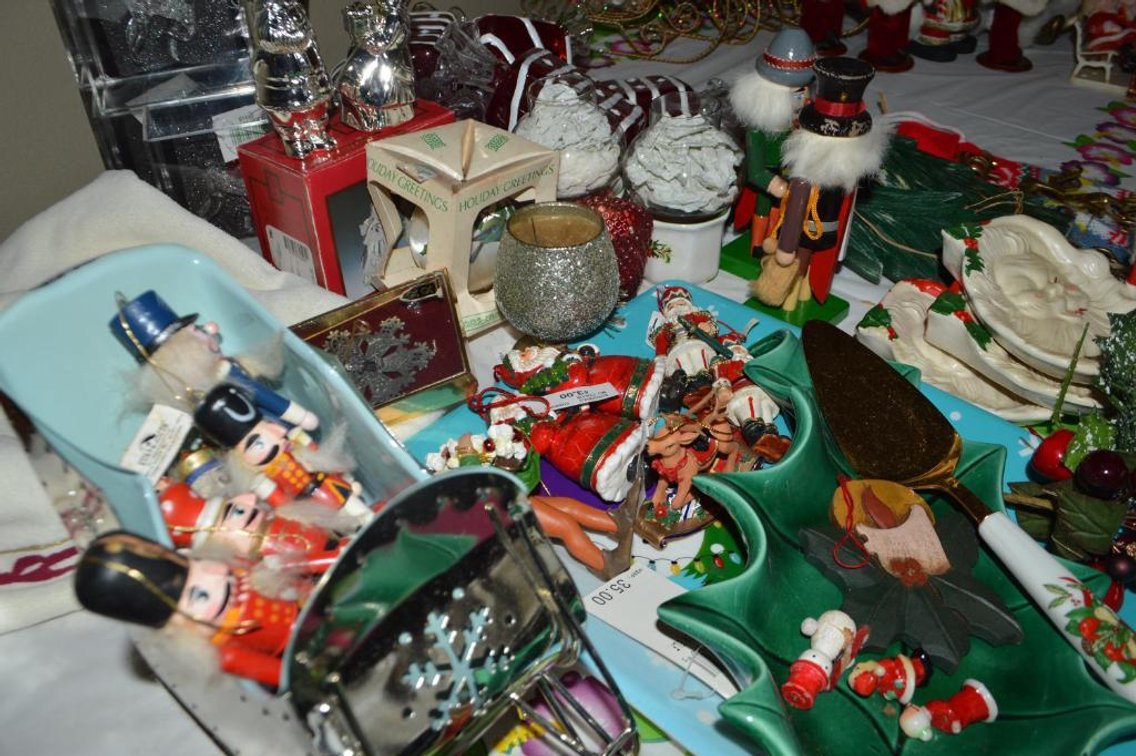 Christmas d�cor, nutcrackers, glass candy, etc.