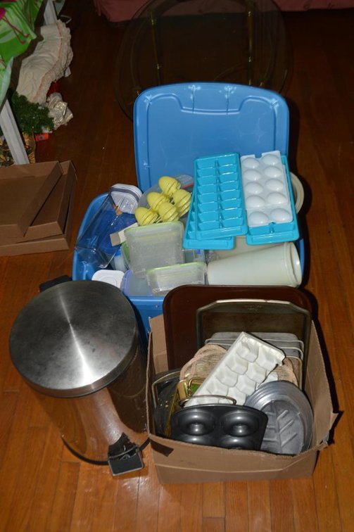 Trash bin, kitchen items