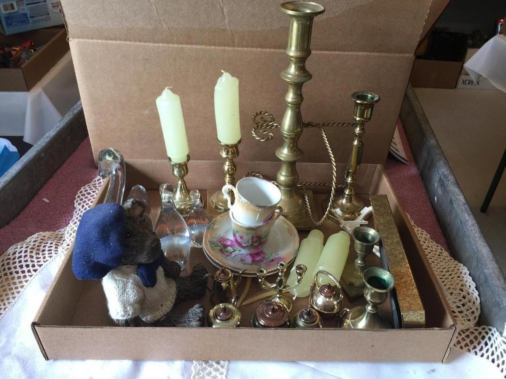 Lot decorator: brass candle sticks, cups and saucers, glass animals, etc.