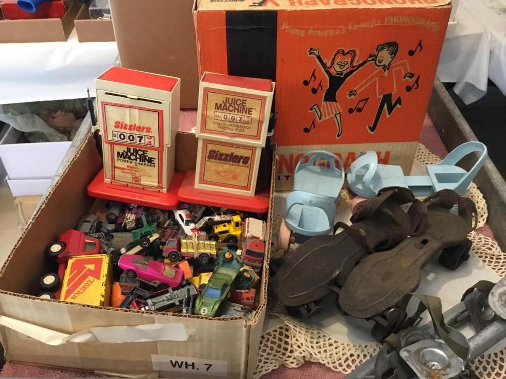 Lot toys: Matchbox cars, clip on roller and ice skates, record player(not tested)