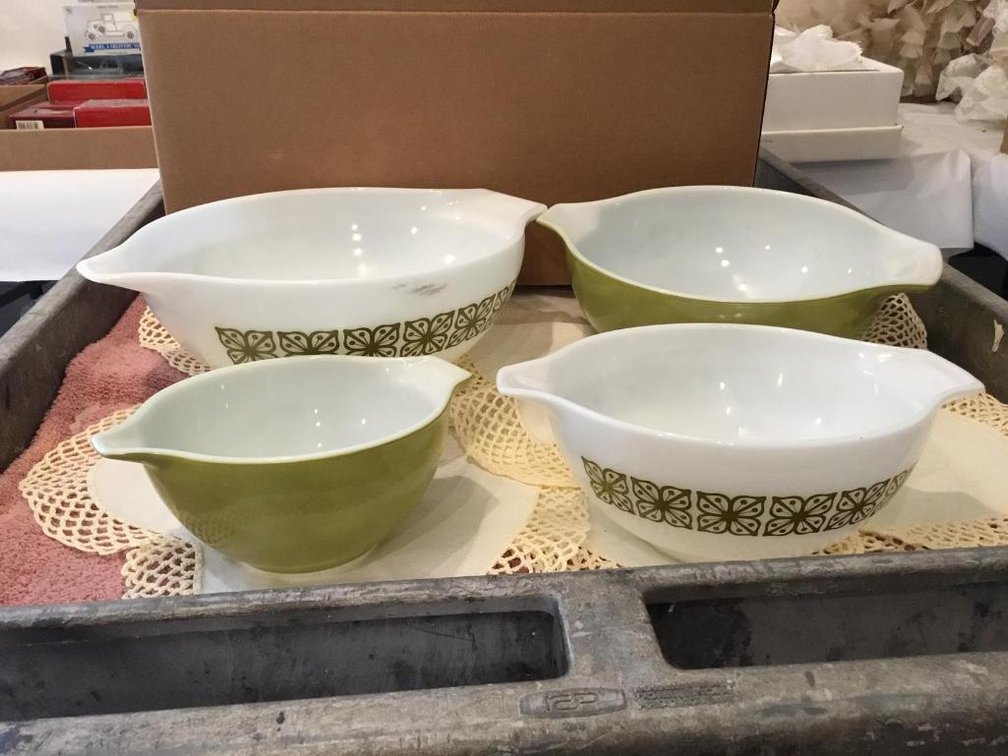 Vintage Pyrex "Verde" nesting set NEW IN BOX