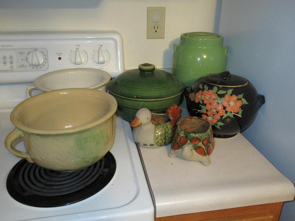 Stoneware bowl w/ lid & chamber pots