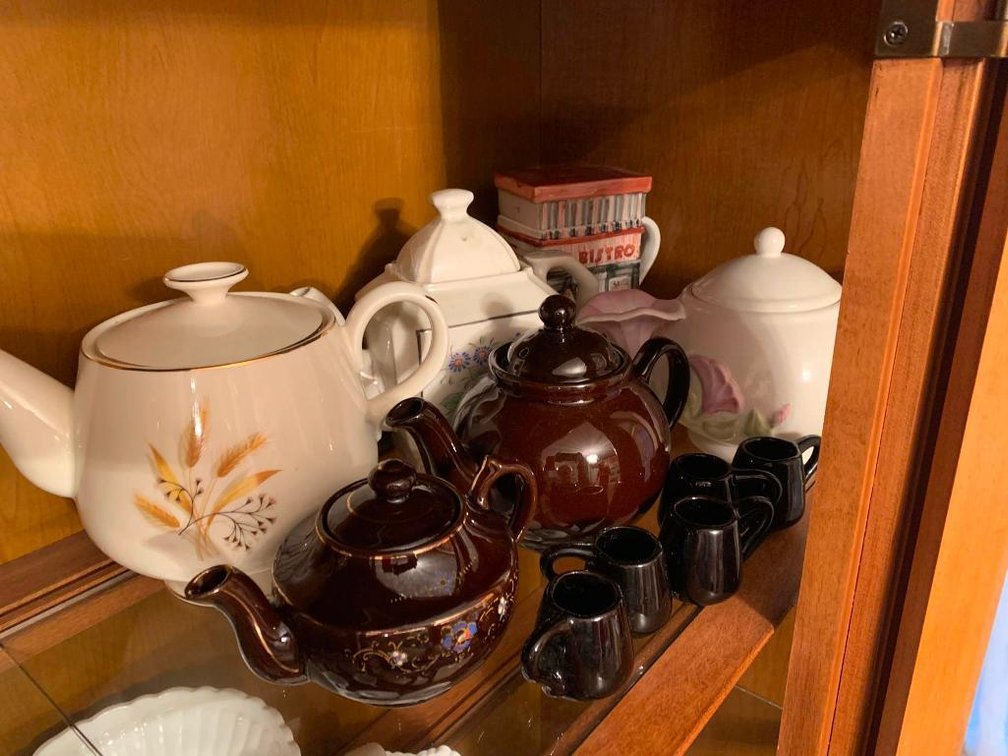 Collection of teapots & tea set