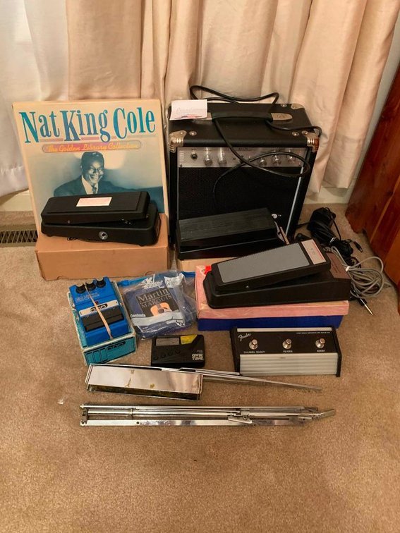 Music equipment and a cry baby pedal (the amp does not work)