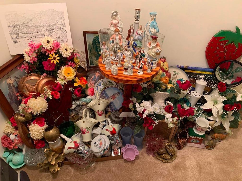 Collection of home d�cor; glass pieces, Fenton glass piece, clocks & brass items