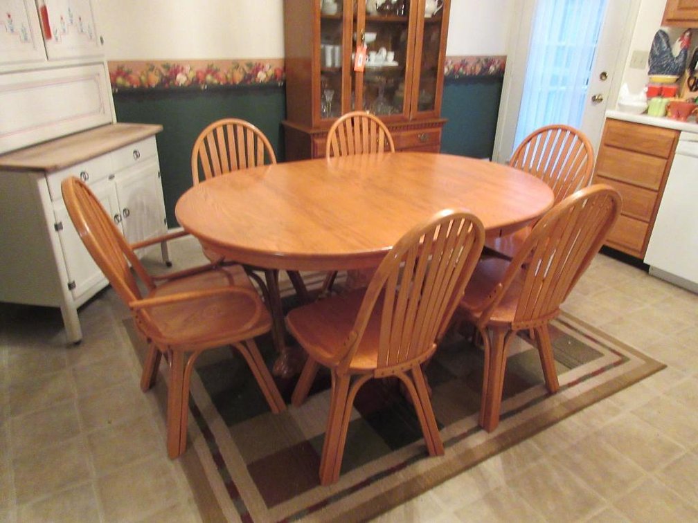 Pedestal clawfoot dining room table w/ leaf & 6 swivel chairs