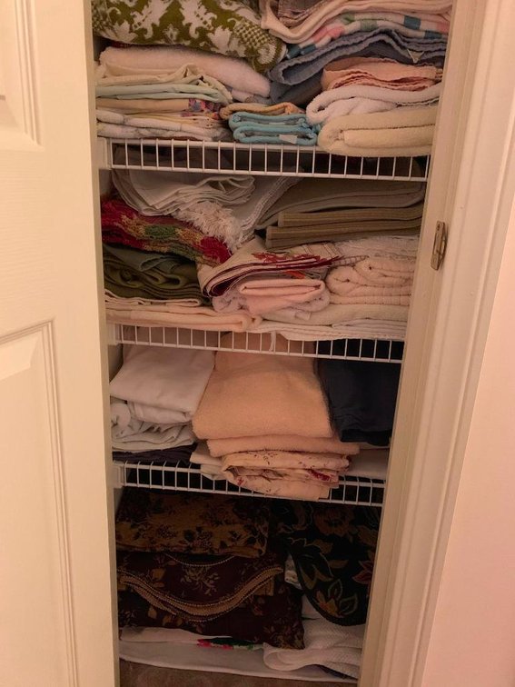 Linen closet w/ linens